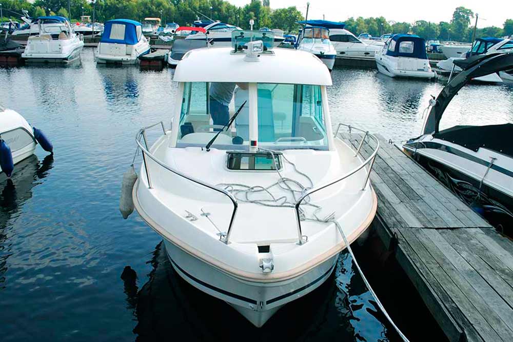 Катер Жено-625 у причала