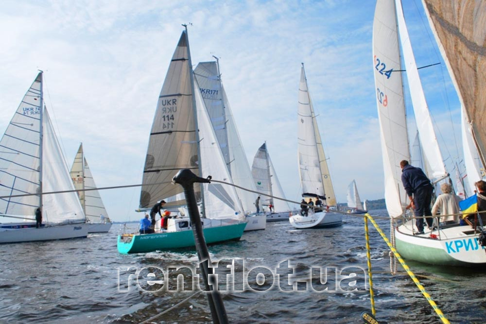 The beginning of the corporate sailing regatta in Obolon
