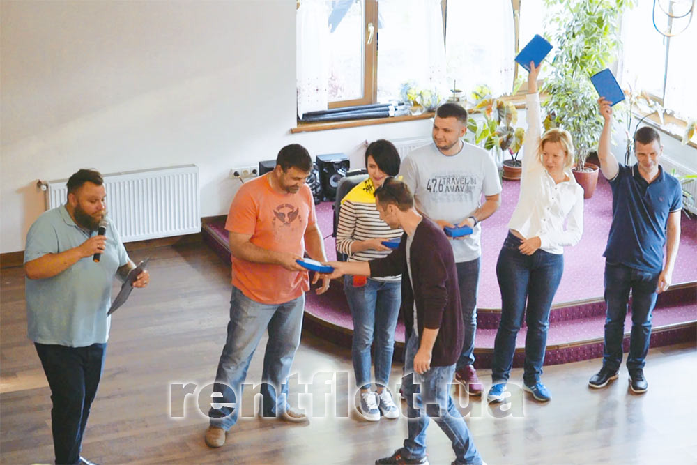 Enlarge the photo of the award ceremony for the participants of the corporate sailing regatta in Obolon Awarding of participants of the corporate sailing regatta in Obolon