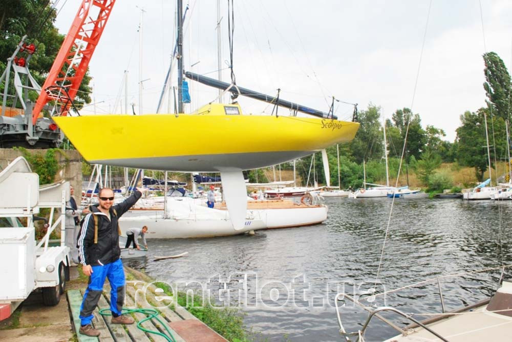Descent of the yacht to participate in a corporate sailing regatta