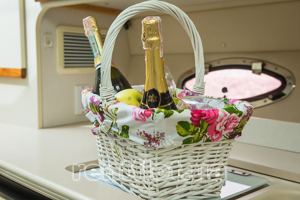 Enlarge photo of rest on motor yacht Cruiser-720 Rest on the motor yacht Cruiser-720