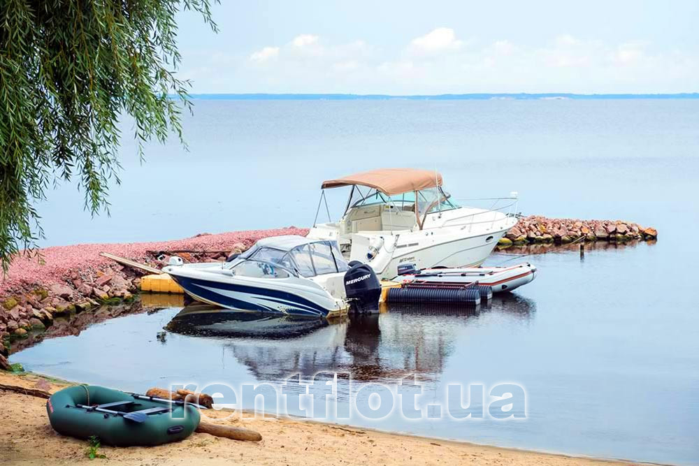 Enlarge photo of motor yacht Cruiser-720 at the pier Motor yacht Cruiser-720 at the pier