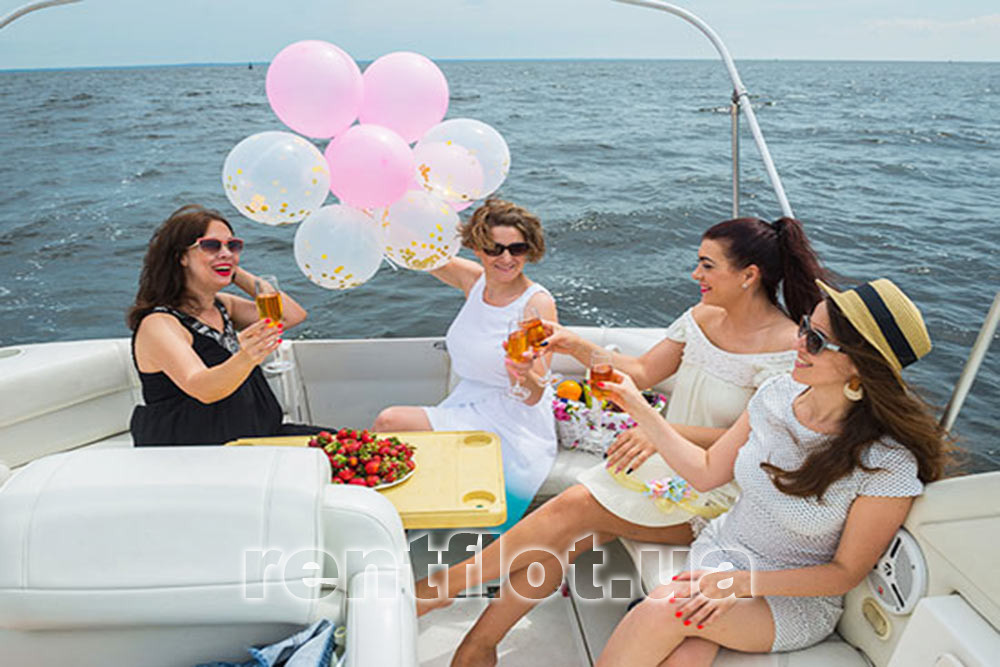 Enlarge the photo of the holiday on the motor yacht Cruiser-720 Holiday on motor yacht Cruiser-720