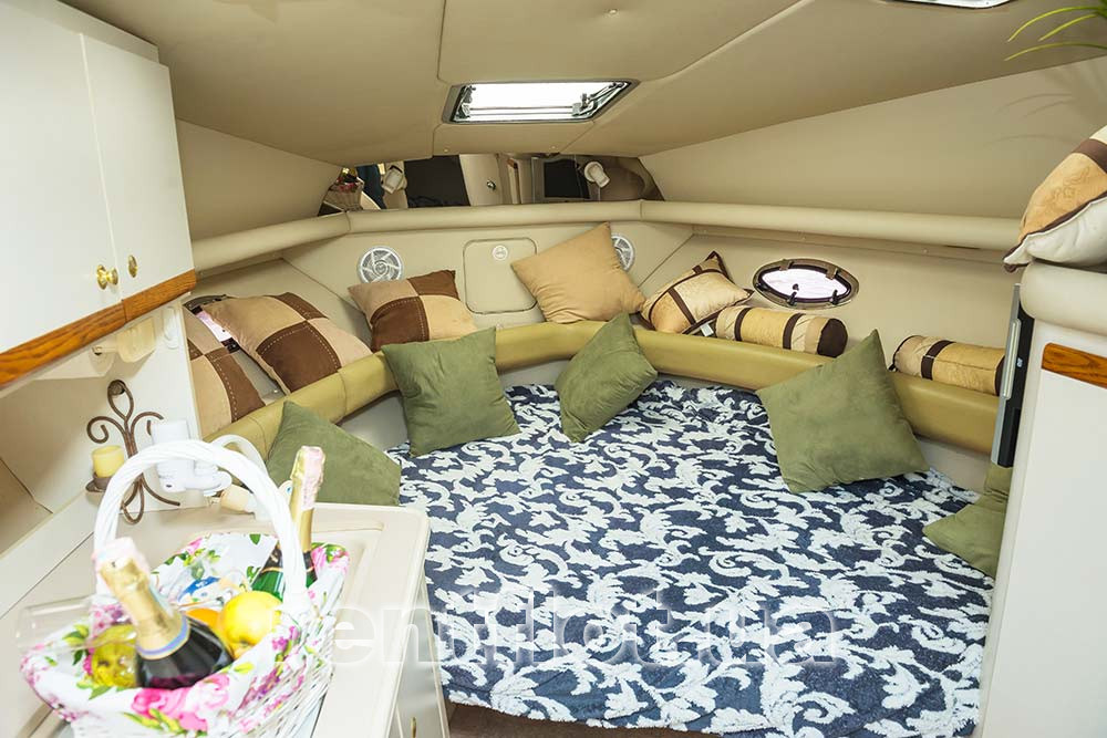 Enlarge photo of the bow of the saloon of the motor yacht Cruiser-720 The bow of the saloon of the motor yacht Cruiser-720