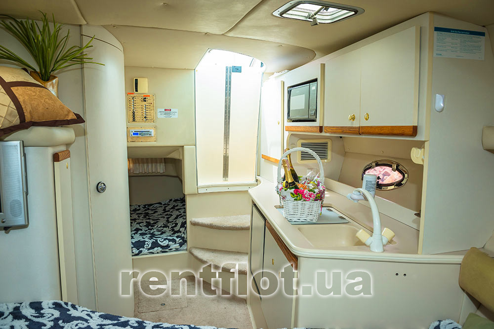 Enlarge photo of the entrance to the wardroom of the motor yacht Cruiser-720 Entrance to the wardroom of the motor yacht Cruiser-720