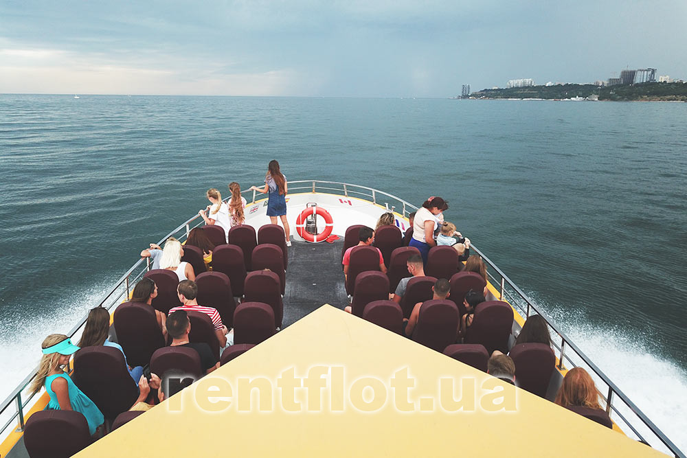 Enlarge the photo of passengers on the upper deck of the Legenda-2 boat Passengers on the upper deck of the Legenda-2 boat