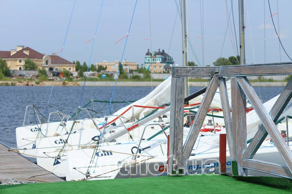 Причал яхт для корпоративної парусної регати на річці Дніпро