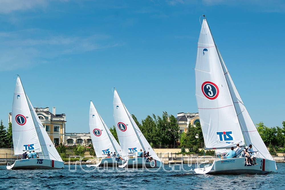 Збільшити фото процесу проходження корпоративної парусної регати в акваторії Києві В процесі проходження корпоративної парусної регати в акваторії Києві