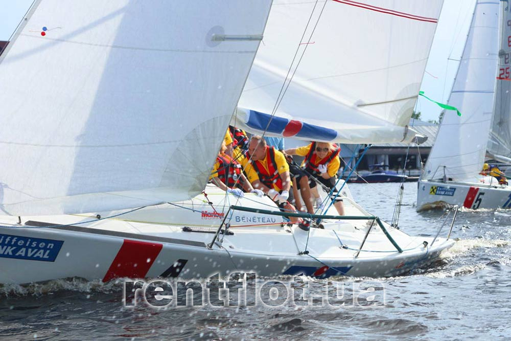 Збільшити фото командної роботи на корпоративній парусній регаті в акваторії Києва Командна робота на корпоративній парусної регаті в акваторії Києва