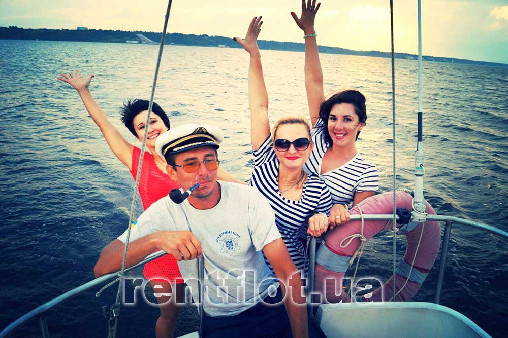 Увеличить фото на корме парусной яхты Шанс На корме парусной яхты Шанс