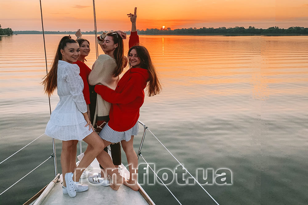 Увеличить фото девушек на парусной яхте Шанс Девушки на парусной яхте Шанс