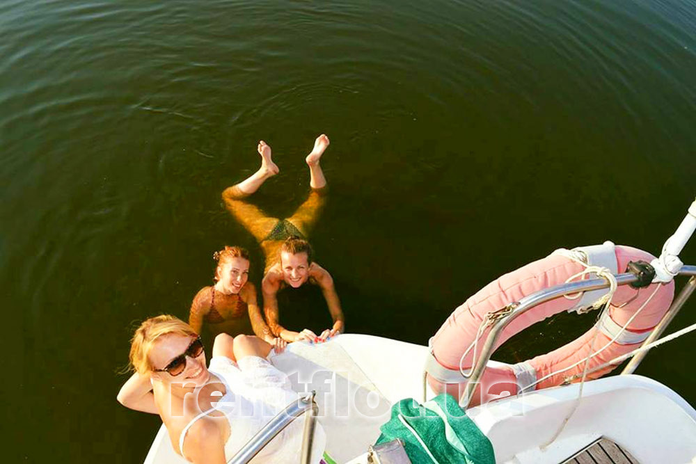 Увеличить фото купания с парусной яхты Шанс Купание с парусной яхты Шанс