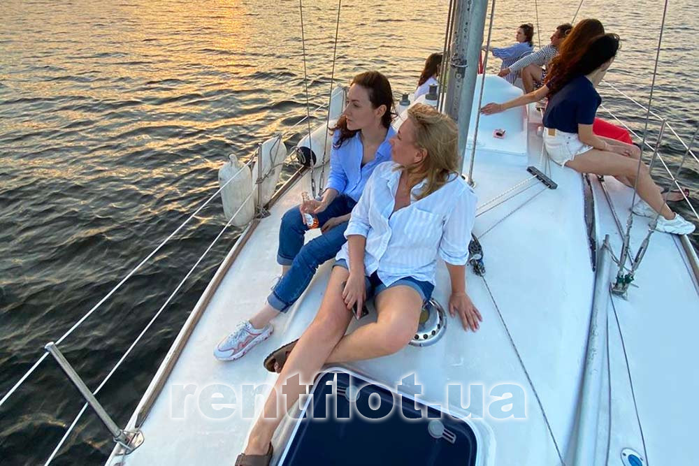 Увеличить фото прогулки с друзьями на парусной яхте Шанс Прогулка с друзьями на парусной яхте Шанс