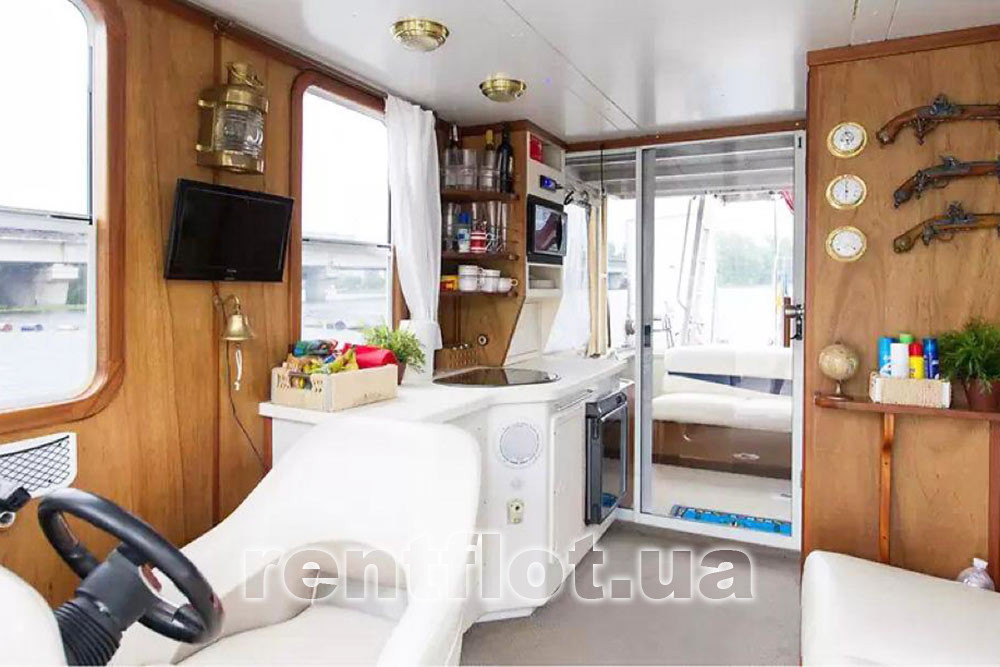 Enlarge photo of the control place on the Party Cruiser Barbara Place of control on the Party Cruiser Barbara