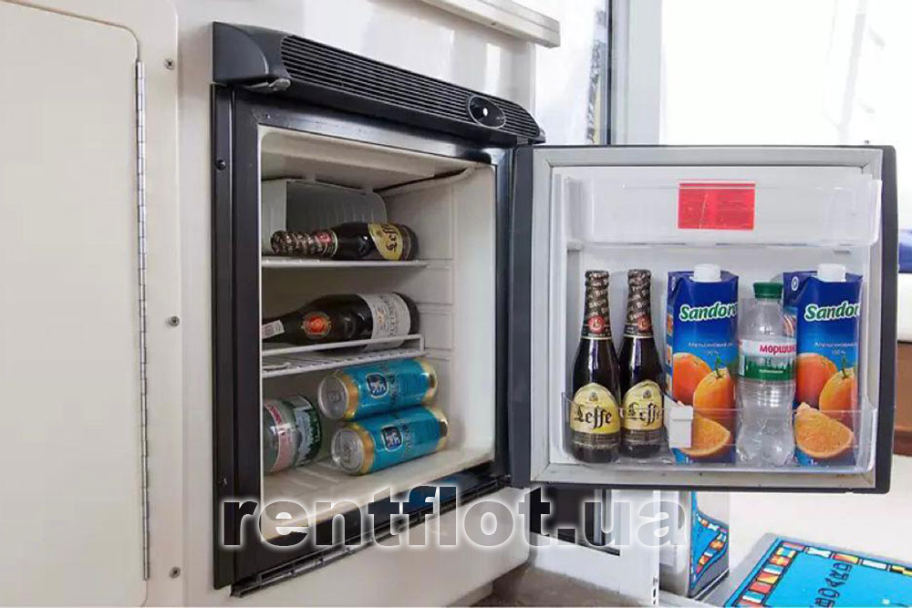 Enlarge photo of the refrigerator on the Party Cruiser Barbara Refrigerator on Party Cruiser Barbara