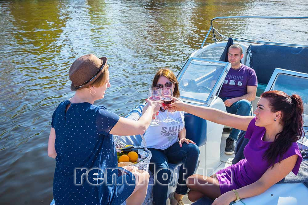 Enlarge the photo of the holiday on the motor boat Azura-520M Holiday on the motor boat Azura-520M