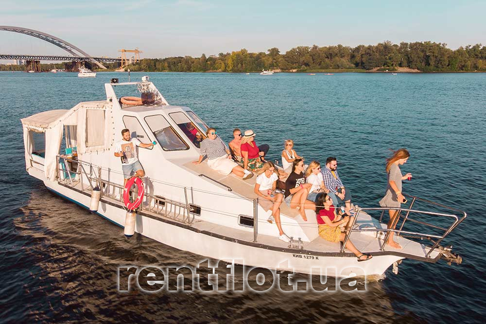 Enlarge the photo of guests on the motor ship Svoy Guests on the motor ship Svoy