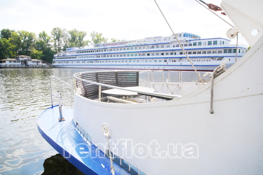 Увеличить фото кормовой открытой террасы нижней палубы теплохода Акона Кормовая открытая терраса нижней палубы теплохода Акона