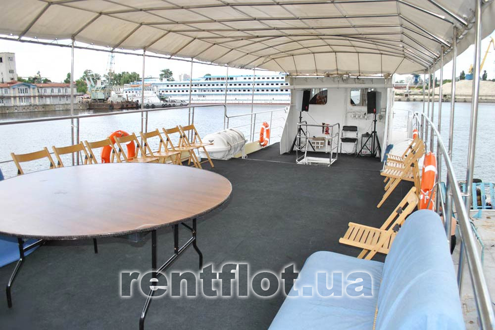 Увеличить фото круглого банкетного стола на верхней палубе теплохода Акона Круглый банкетный стол на верхней палубе теплохода Акона