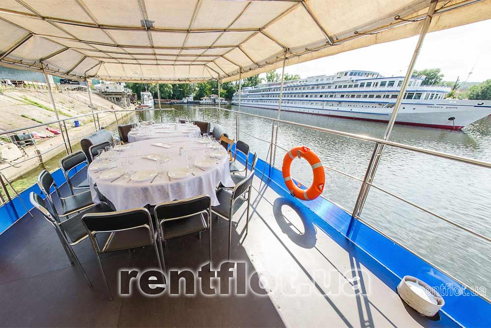 Увеличить фото банкета на верхней палубе теплохода Акона Банкет на верхней палубе теплохода Акона