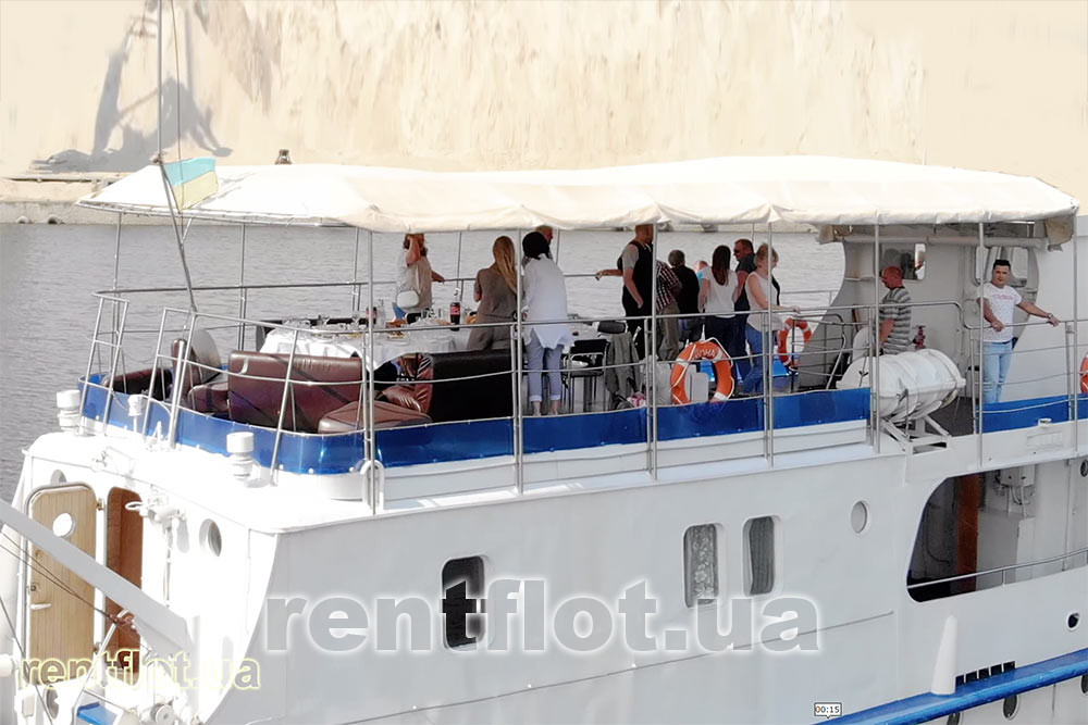 Увеличить фото верхней палубы теплохода Акона Верхняя палуба теплохода Акона