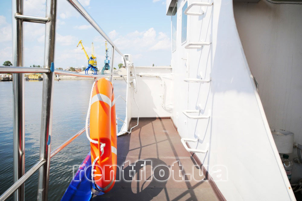 Увеличить фото прохода по левому борту теплохода Акона Проход по левому борту теплохода Акона