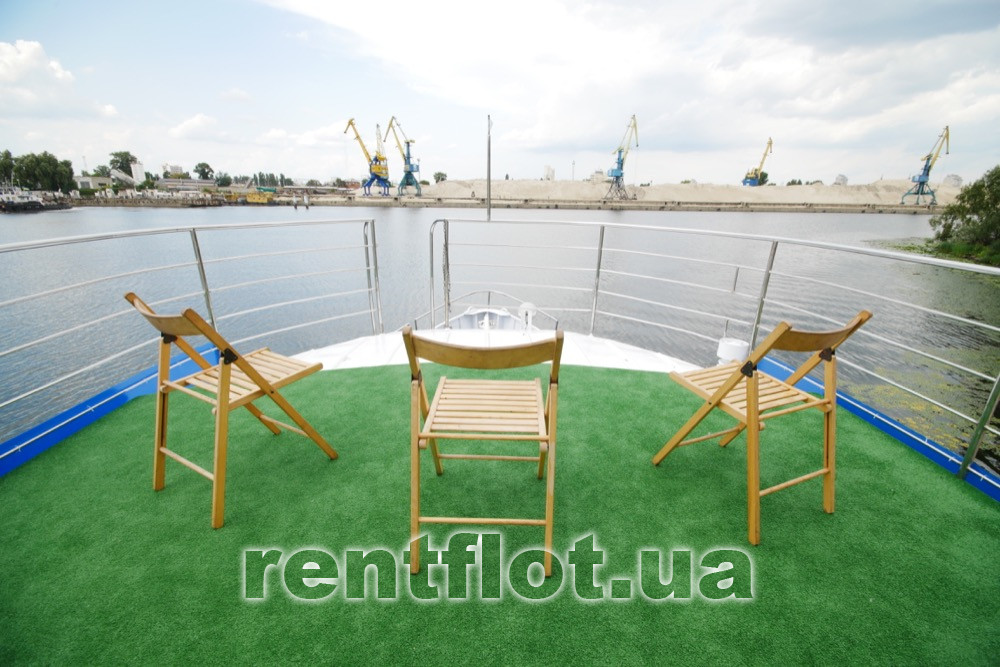 Верхняя носовая палуба теплохода Акона