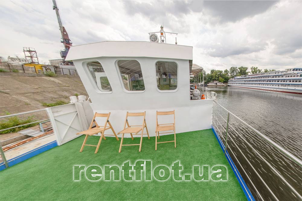 Увеличить фото капитанской рубки на теплоходе Акона Капитанская рубка на теплоходе Акона