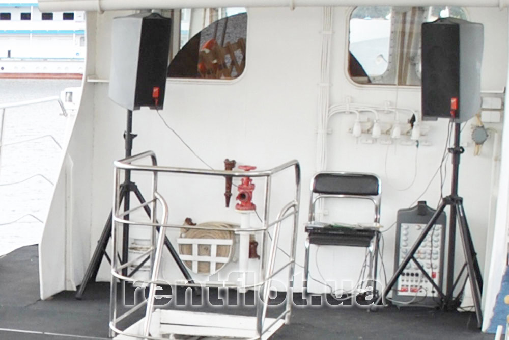 Увеличить фото ограждения внутреннего трапа между палубами на теплоходе Акона Ограждение внутреннего трапа между палубами на теплоходе Акона