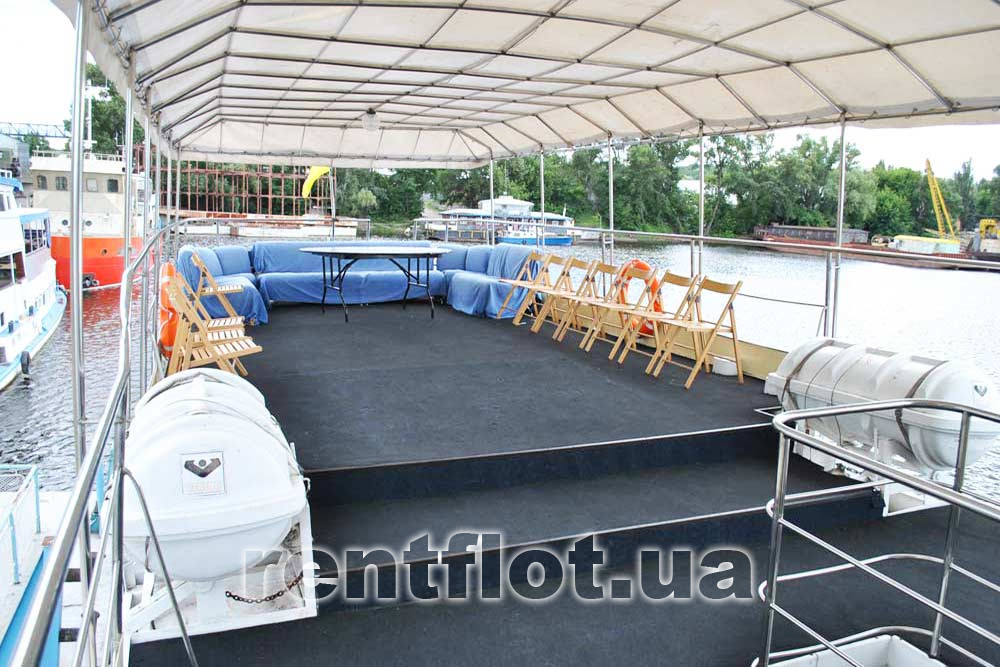 Увеличить фото навеса на верхней палубе теплохода Акона Навес на верхней палубе теплохода Акона