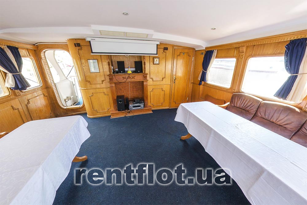 Увеличить фото входа в носовой салон нижней палубы теплохода Акона Вход в носовой салон нижней палубы теплохода Акона