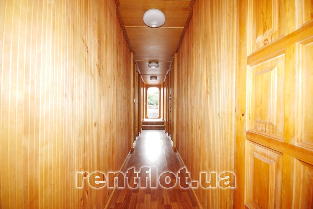 Коридор нижней палубы на теплоходе Акона