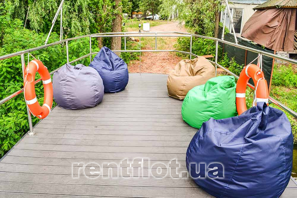 Увеличить фото спасательных кругов на верхней палубе хаусбота Деспасито Спасательные круги на верхней палубе хаусбота Деспасито