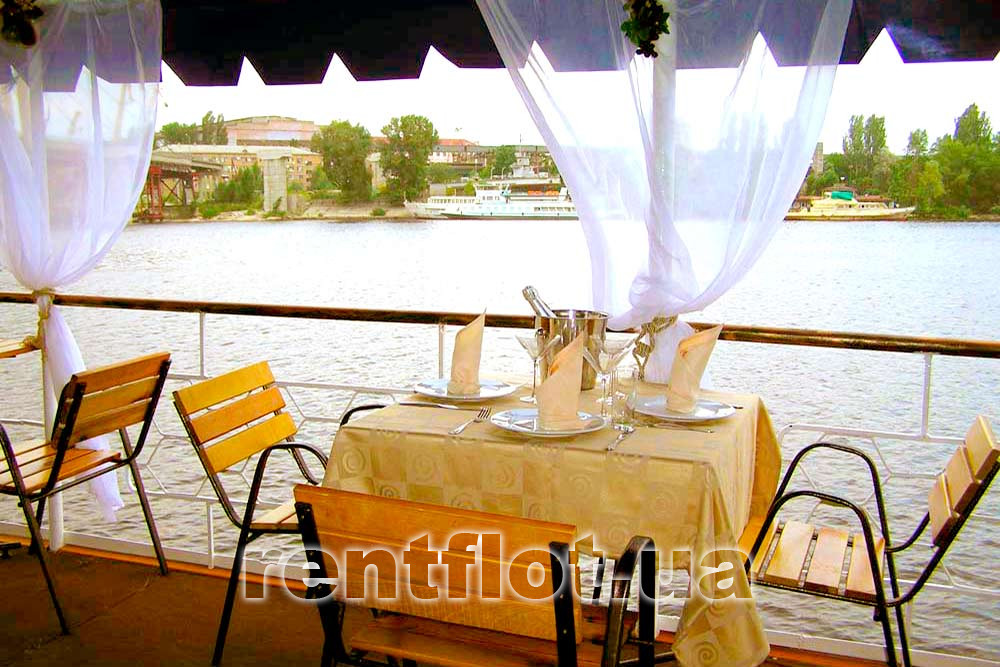 Enlarge photo of the banquet on the ship Discovery Banquet on the ship Discovery