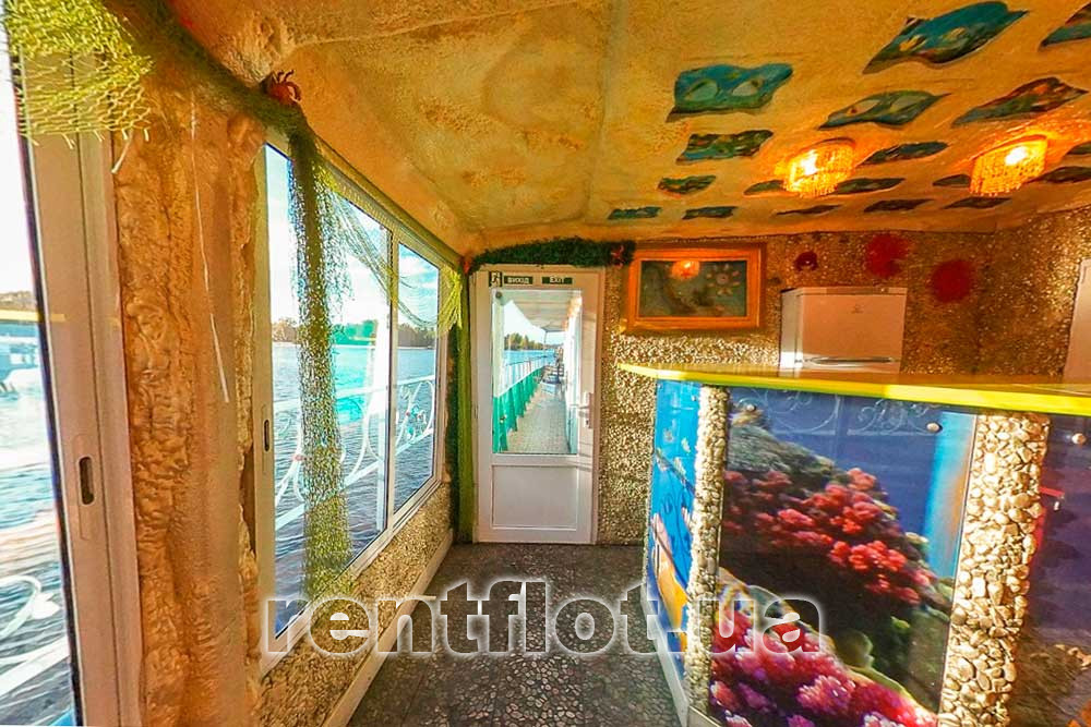 Увеличить фото выхода к трапу на верхнюю палубу на теплоходе Эльбрус Выход к трапу на верхнюю палубу на теплоходе Эльбрус