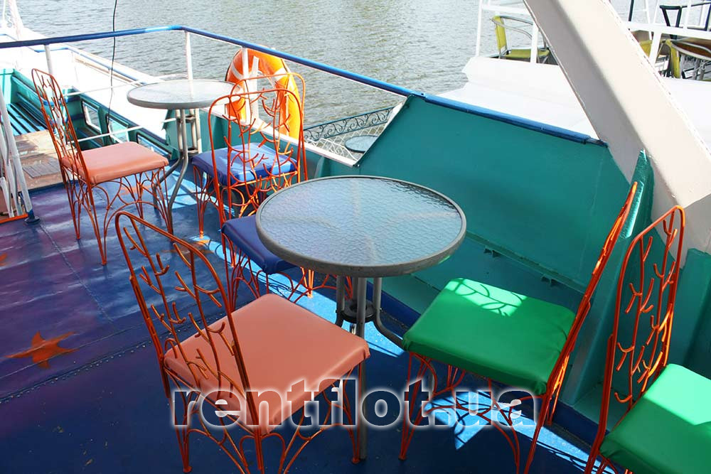 Столик на верхней палубе теплохода Эльбрус