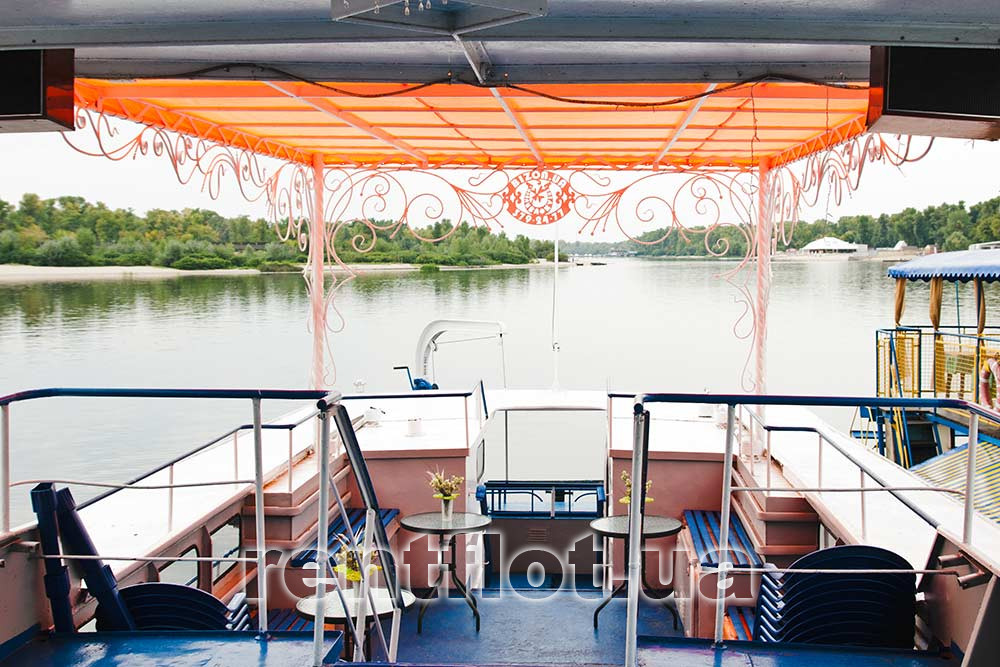 Увеличить фото верхней палубы теплохода Эльбрус под навесом Верхня палуба теплохода Эльбрус под навесом