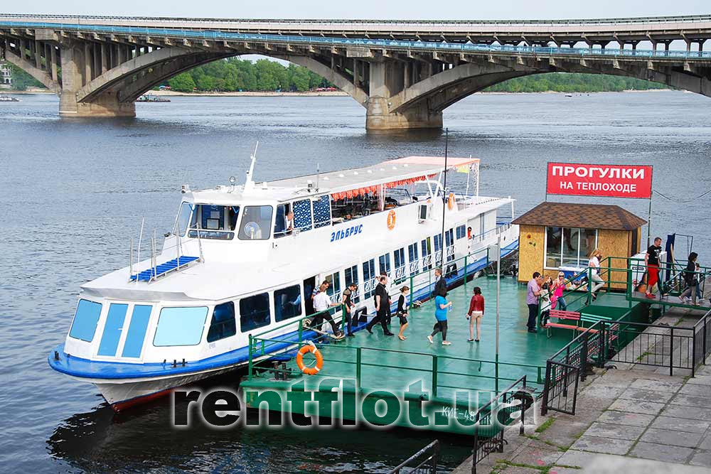 Увеличить фото теплохода Эльбрус у причала Теплоход Эльбрус у причала