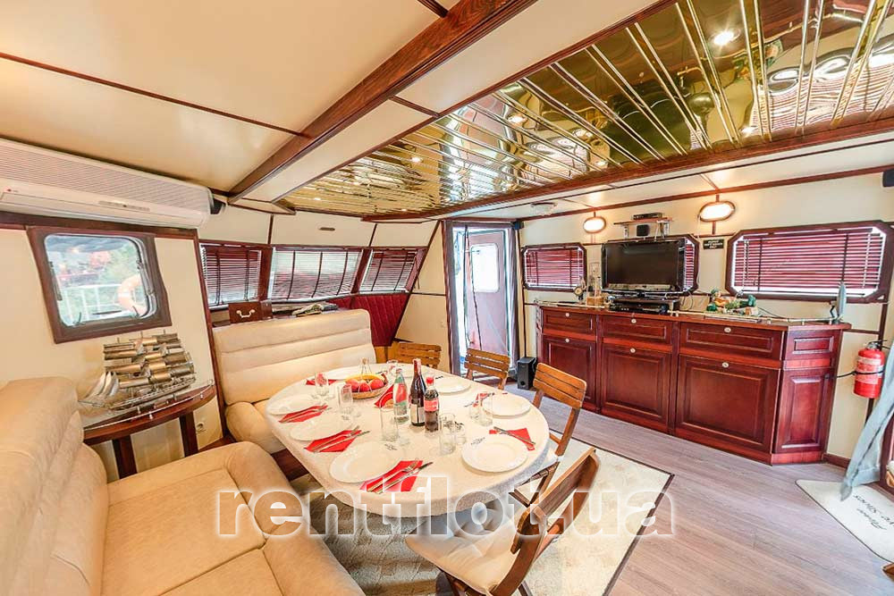 Збільшити фото салону верхньої палуби теплохода Юлія Марія Салон верхньої палуби теплохода Юлія Марія