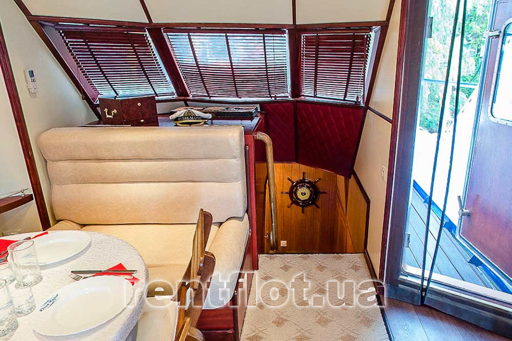 Збільшити фото спуску з кают-компанії до кают на теплоході Юлія Марія Спуск з кают-компанії до кают на теплоході Юлія Марія