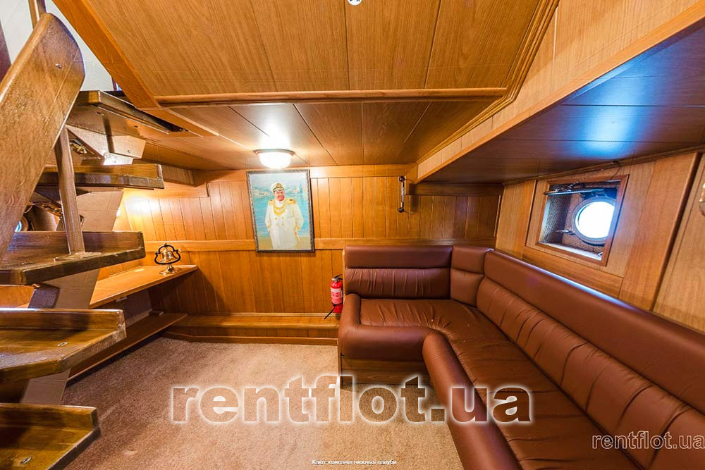 Збільшити фото дивана для відпочинку в кают-компанії нижньої палуби теплохода Юлія Марія Диван для відпочинку в кают-компанії нижньої палуби теплохода Юлія Марія