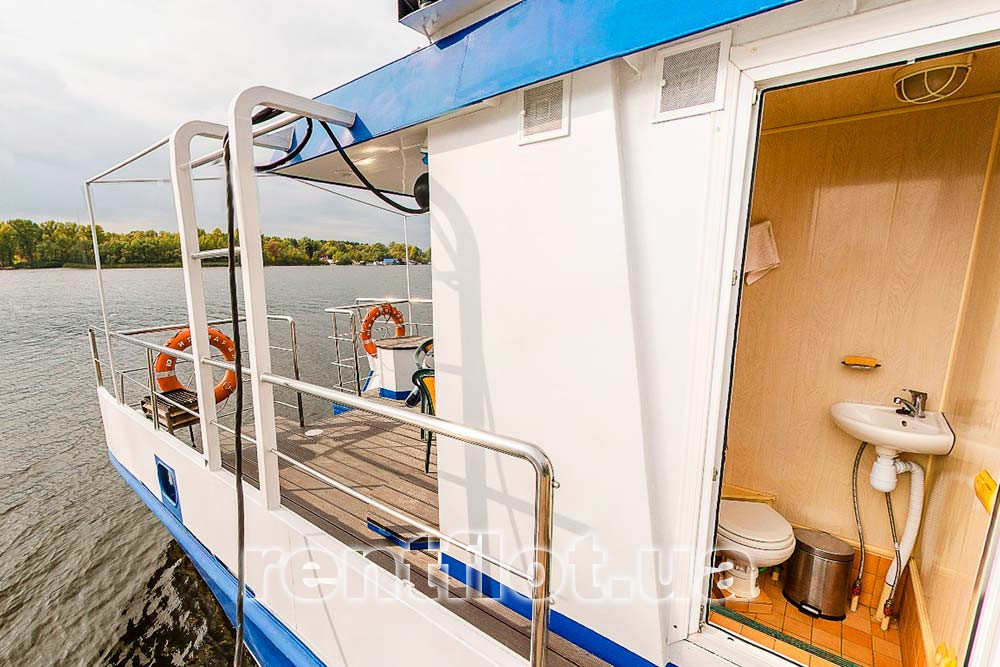 Збільшити фото проходу на корму теплохода Юлія Марія Прохід на корму теплохода Юлія Марія