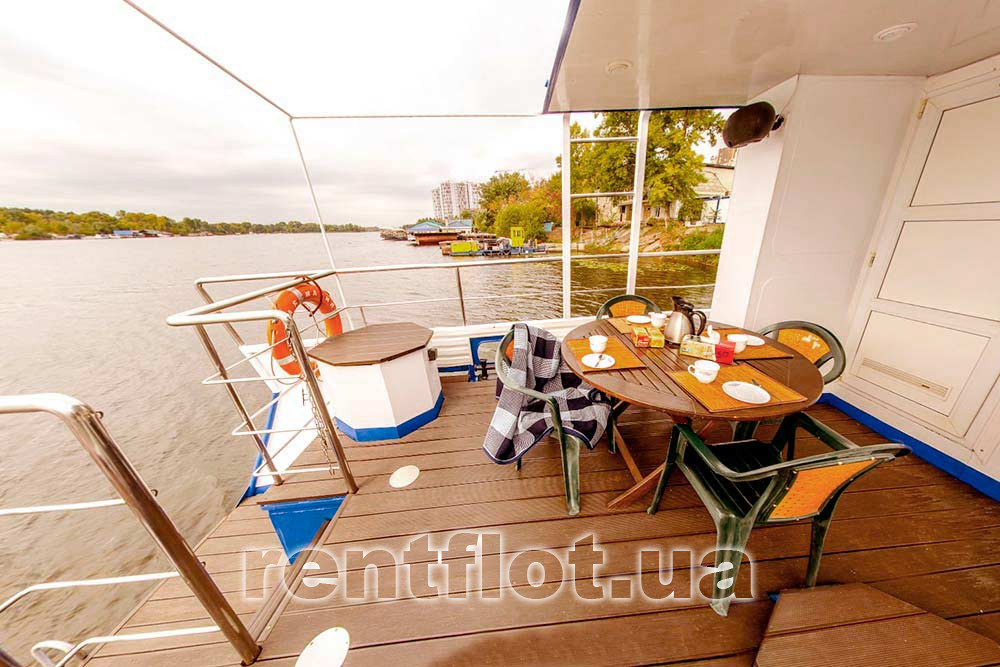 Збільшити фото на кормі теплохода Юлія Марія На кормі теплохода Юлія Марія