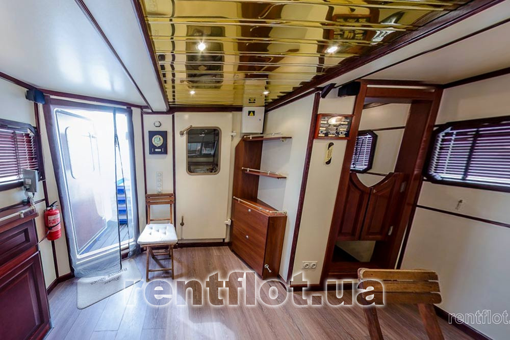 Збільшити фото виходу на відкриту палубу теплохода Юлія Марія Вихід на відкриту палубу теплохода Юлія Марія