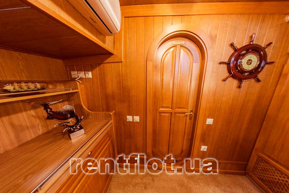 Збільшити фото входу в кают-компанію нижньої палуби теплохода Юлія Марія Вхід в кают-компанію нижньої палуби теплохода Юлія Марія