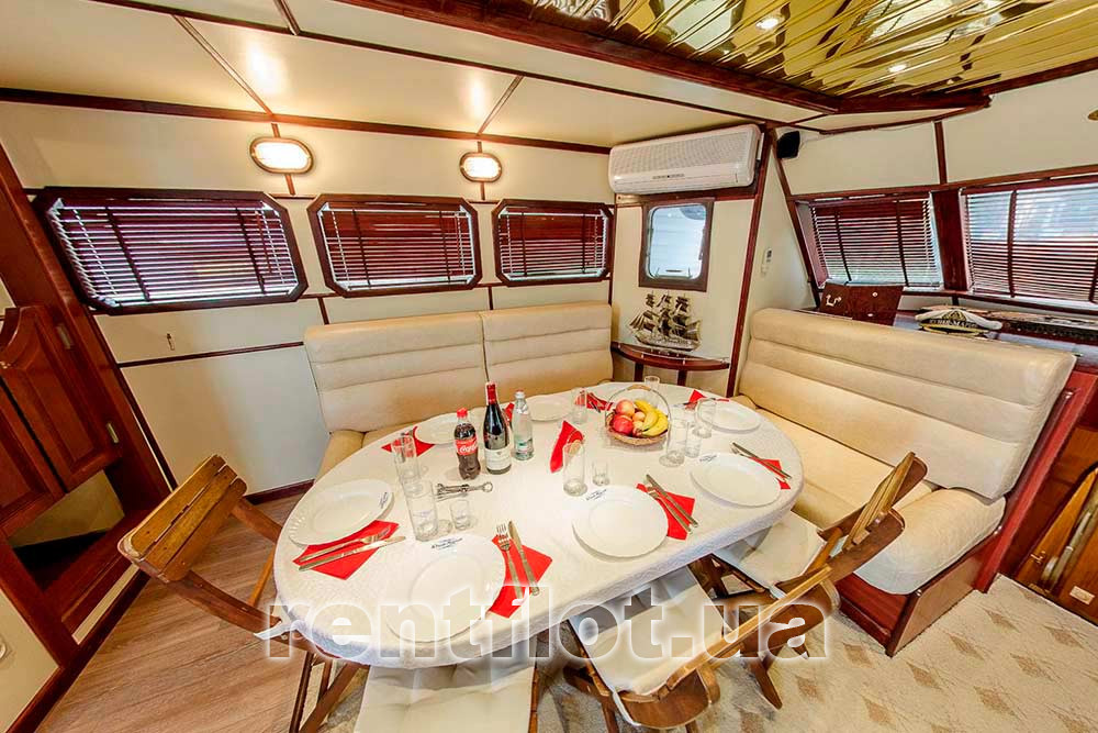 Збільшити фото банкету в салоні верхньої палуби теплохода Юлія Марія Банкет в салоні верхньої палуби теплохода Юлія Марія