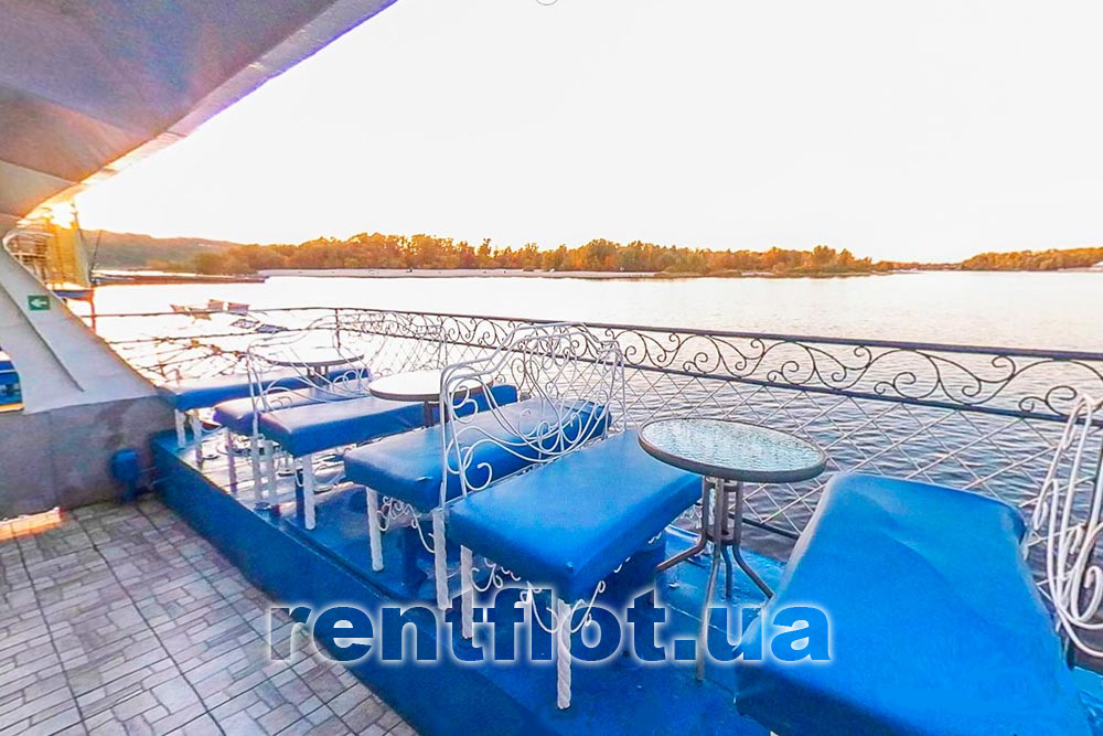 Збільшити фото на кормі теплохода Каштан-2 На кормі теплохода Каштан-2