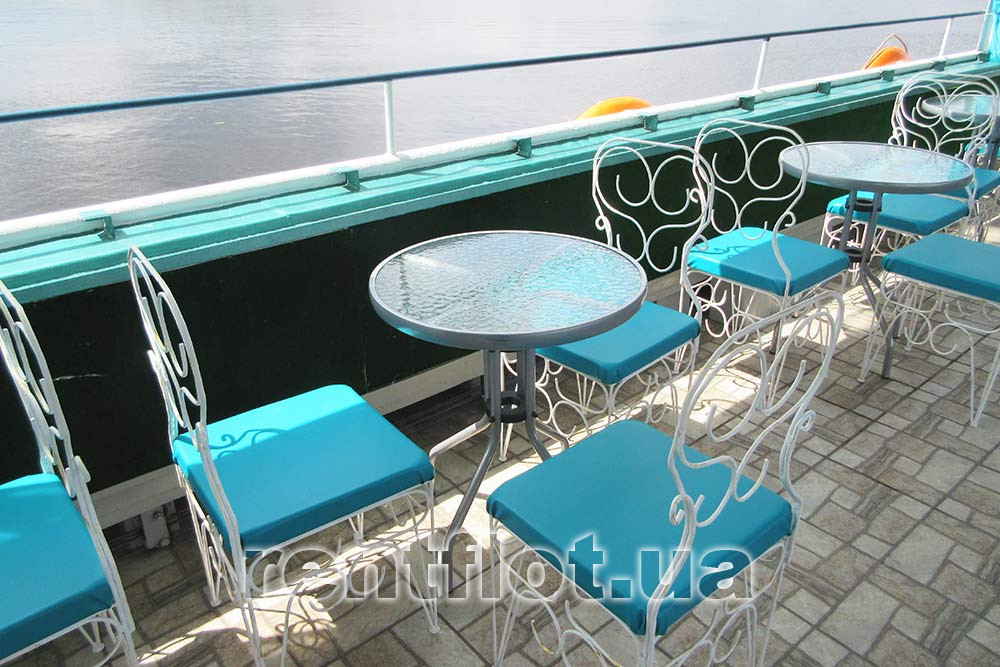 Збільшити фото столиків на верхній палубі теплохода Каштан-2 Столики на верхній палубі теплохода Каштан-2