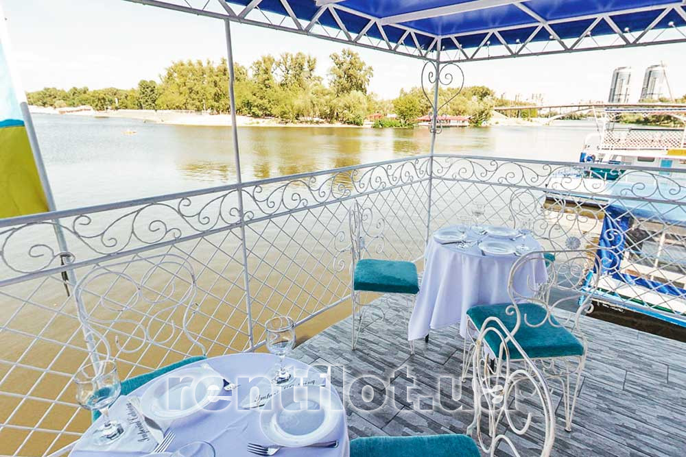 Збільшити фото столиків на кормі верхньої палуби теплохода Каштан-2 Столики на кормі верхньої палуби теплохода Каштан-2
