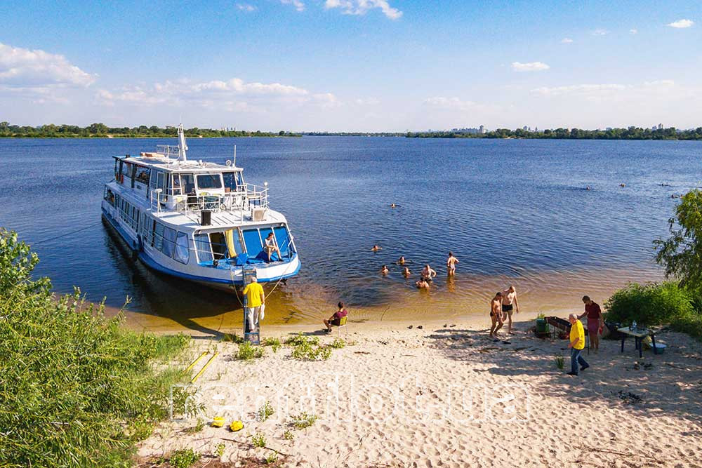 Збільшити фото відпочинку на зеленому березі у теплохода Каштан-5 Відпочинок на зеленому березі у теплохода Каштан-5